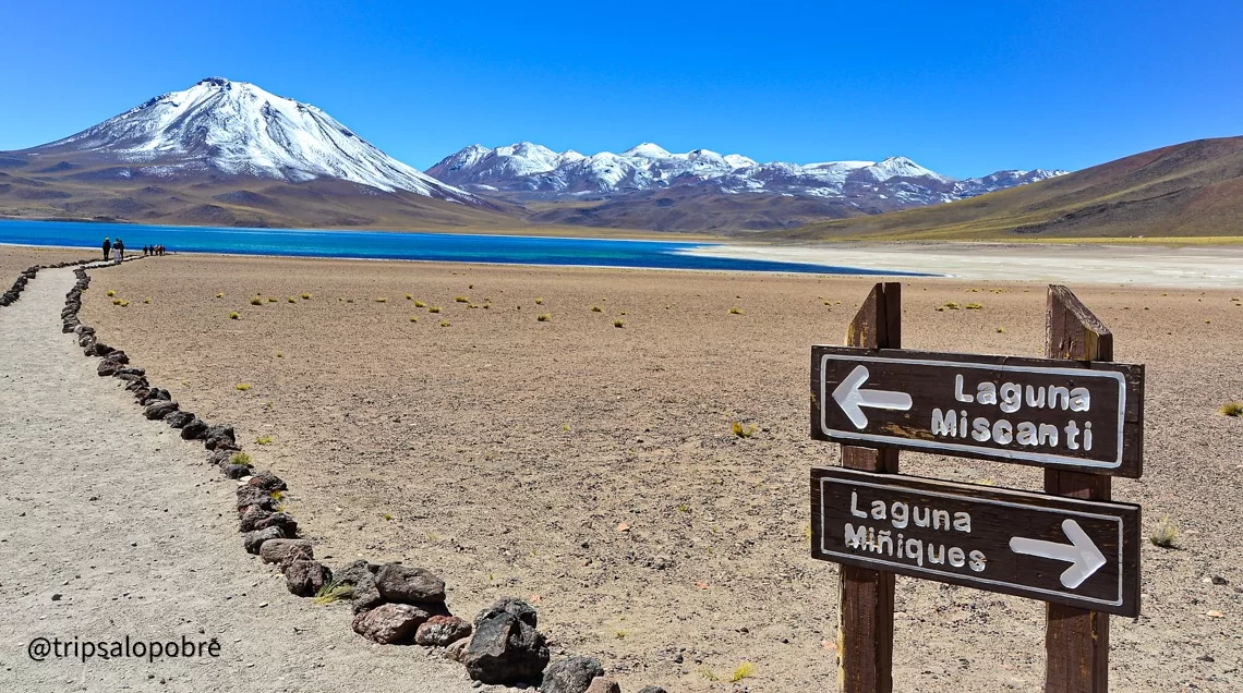 Piedras Rojas e lagoas turquesa com vulcões nevados ao fundo