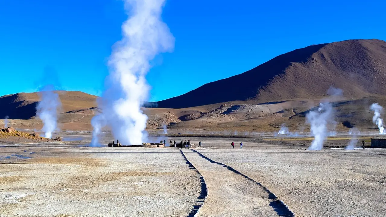 Geysers del Tatio ao amanhecer com fumarolas a 4.300 metros