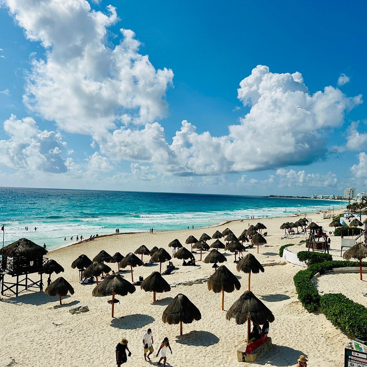 Praia Delfines em Cancún, com águas turquesa