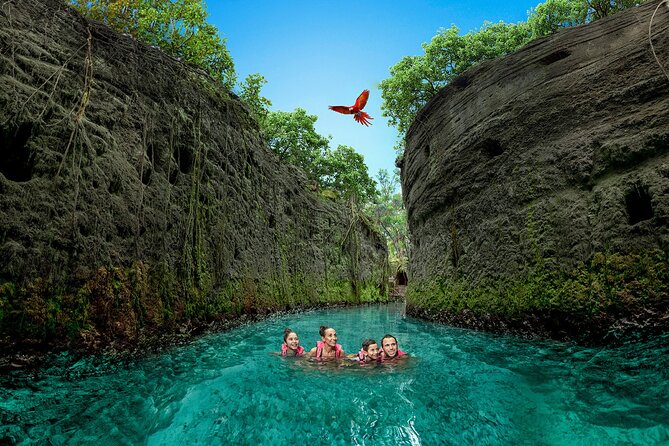 Rio subterrâneo e natureza do Parque Xcaret, na Riviera Maya