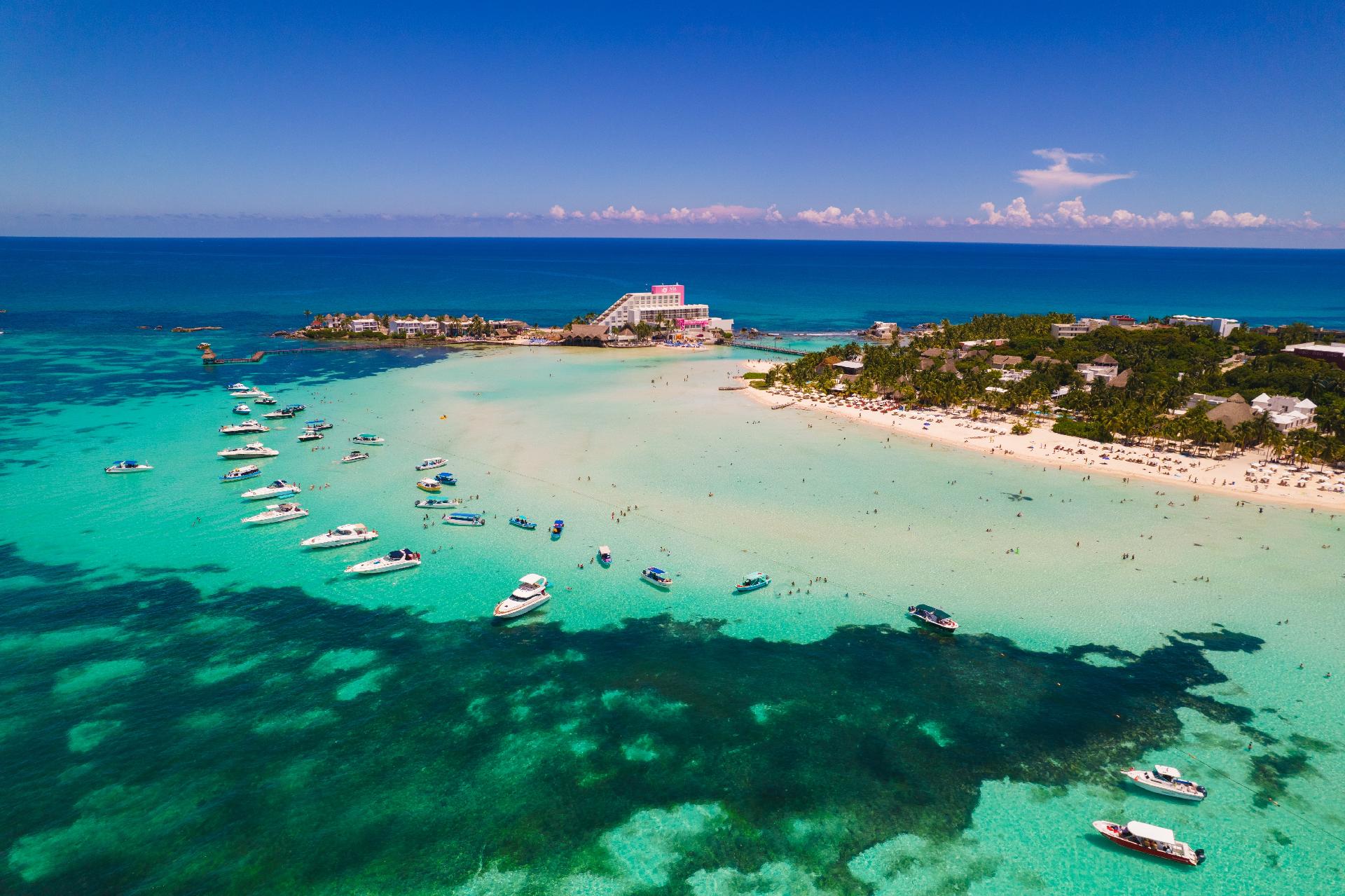 Praia de areia branca em Isla Mujeres, no Caribe mexicano