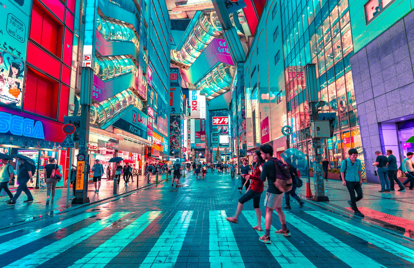 Rua de Tóquio iluminada por letreiros de neon à noite