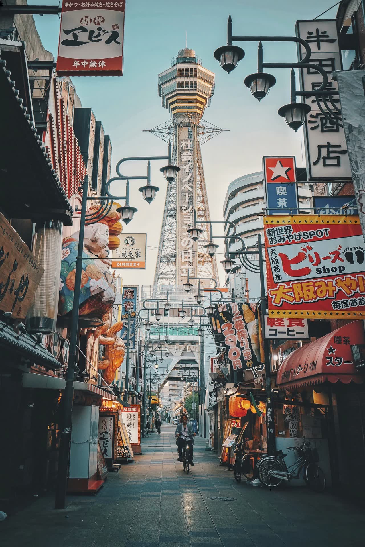 Rua de Osaka com a Torre Tsutenkaku e letreiros coloridos