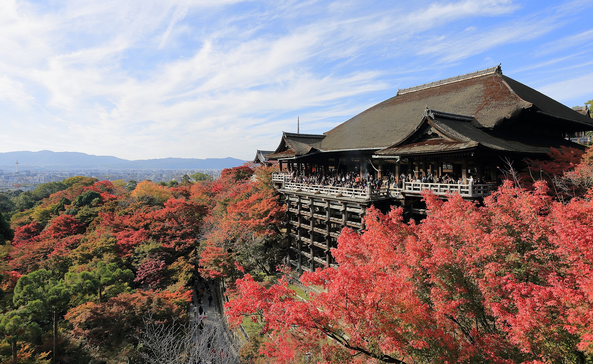 Templo Kiyomizu-dera entre árvores de outono, com Kyoto ao fundo