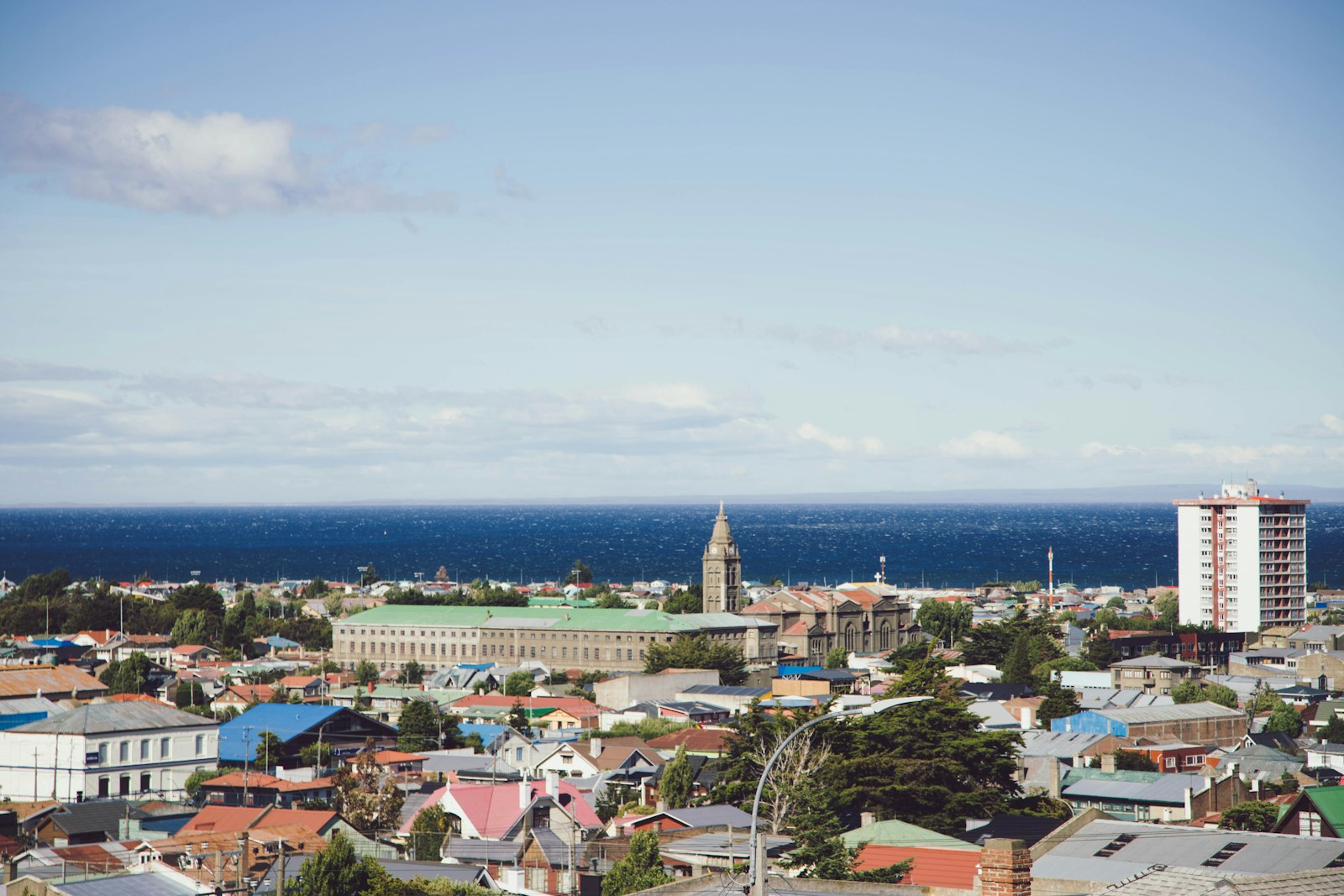 Punta Arenas vista do alto, com o casario colorido e o Estreito de Magalhães ao fundo