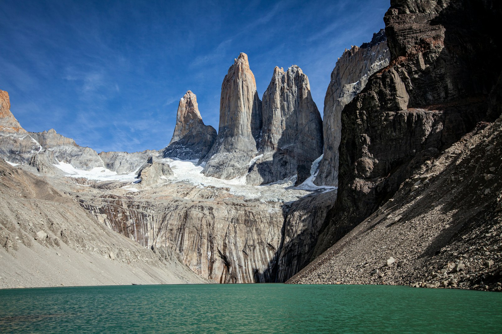 Torres de granito de Torres del Paine sobre lago turquesa