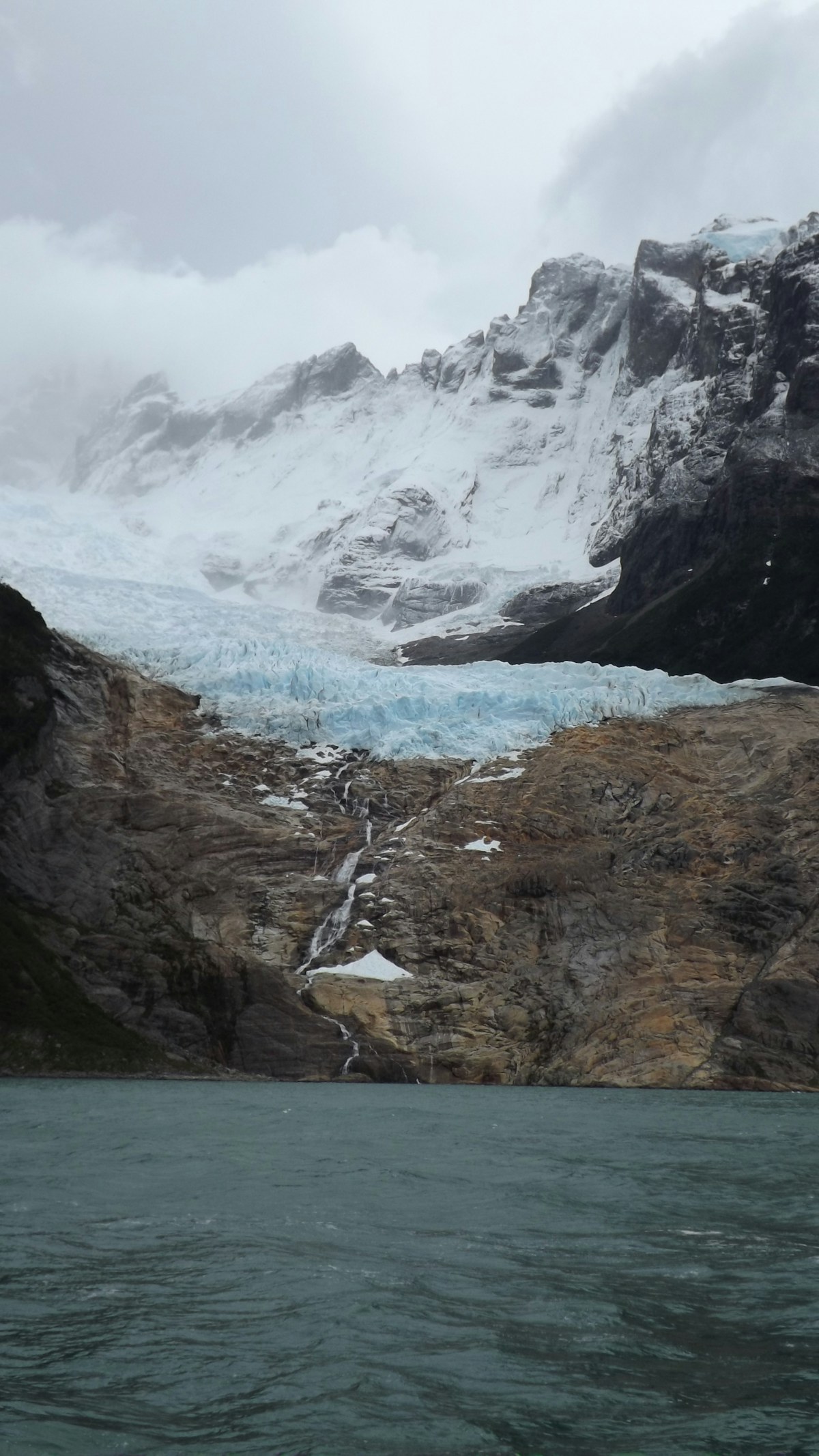 Geleira patagônica descendo a montanha até o fiorde, vista durante a navegação