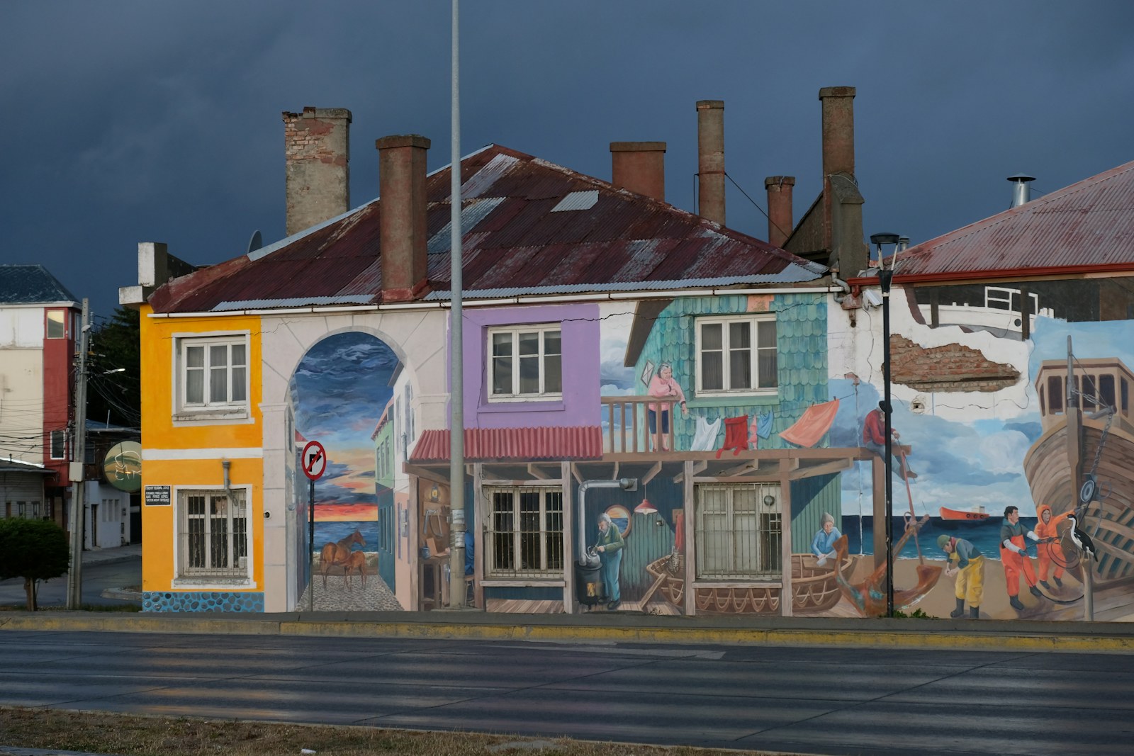 Casario colorido de Punta Arenas ao entardecer, no extremo sul do Chile