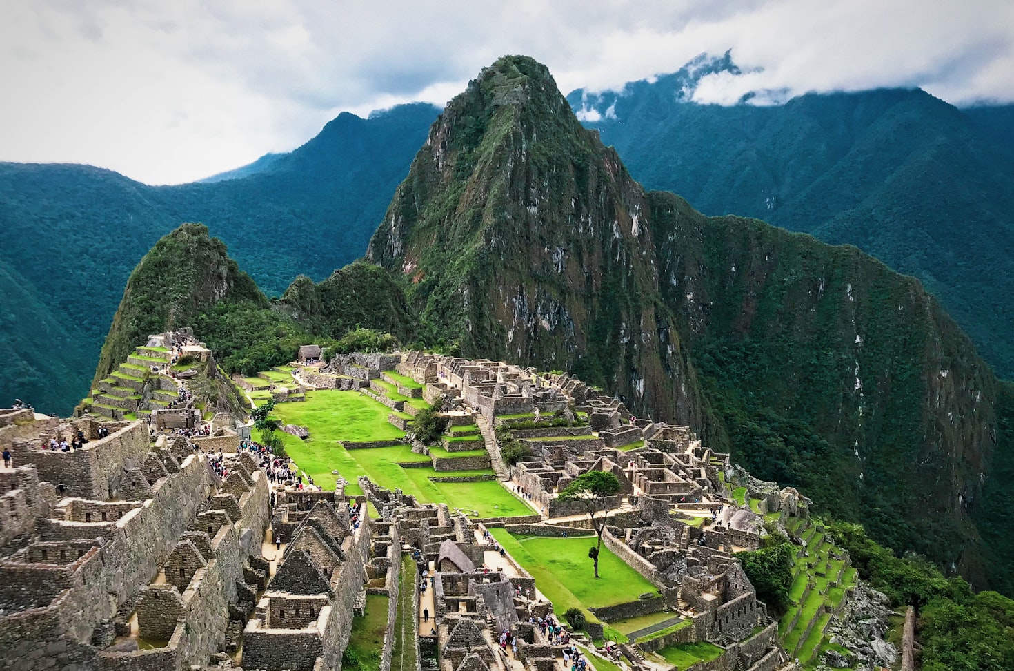 Cidadela inca de Machu Picchu entre montanhas e névoa
